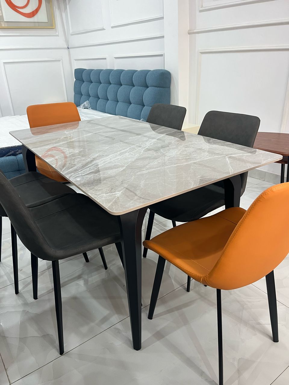 TABLE A MANGER MELO EN MARBRE BEIGE AVEC 6 CHAISES 140X80 CM
