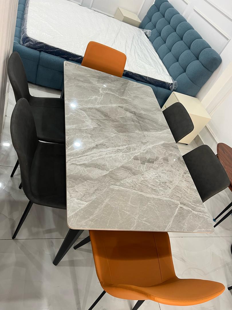 TABLE A MANGER MELO EN MARBRE BEIGE AVEC 6 CHAISES 140X80 CM